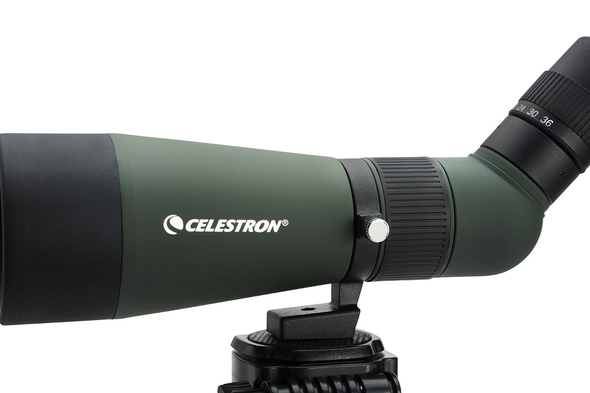 Celestron LandScout 12-36x60 Spektiv abgewinkelt mit Stativ